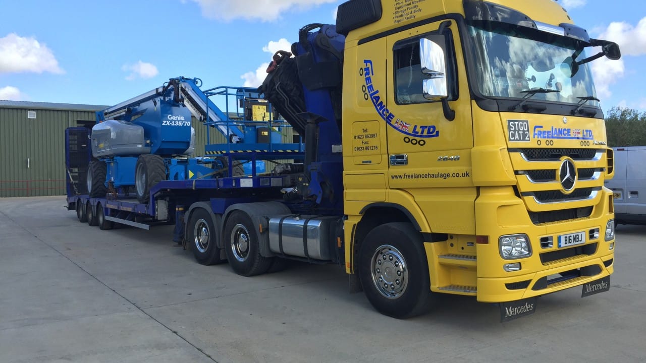 Low loader with boom lift